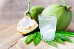 Meminum Air Kelapa Murni Ternyata Mampu Mengatasi Penyakit Susah Tidur Atau Insomnia
