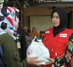 Zulaikhah Wardan Serahkan Bantuan Korban Kebakaran