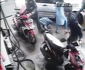 Berita Terkini - Bocah Terlindas Sedan di SPBU Cirebom