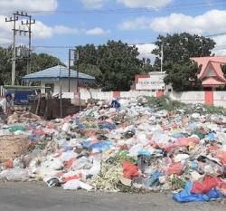 Warga Komplain, Tumpukan Sampah Berserakan di Jalanan Pekanbaru