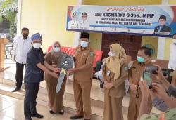 Bupati Kasmarni Didampingi Anggota DPRD Bengkalis dr Moris Serahkan Mobil Jenazah Desa Muntai Barat