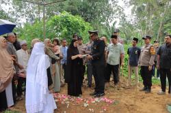 Gugur Saat Tugas Malam Takbiran, Aiptu Apendra Terima KPLB Anumerta dari Kapolri