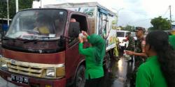 Koramil 1710-04/Tembagapura Bagi-Bagi Takjil Jelang Buka Puasa Kepada Masyarakat
