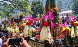 Wau, Acara Larung Sesaji di Telaga Ngebel Sebagai Pertanda 1 Suro Dibanjiri Wisatawan