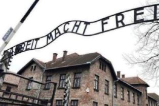 Akasi Bugil di Bekas Kamp Konsentrasi Nazi Polandia Dikecam