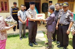 Kapolres Ciamis Berbagi dengan Korban Gempa Palu