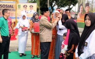 HM Wardan Beri Santunan Pada Warga Inhil Saat Operasi Katarak Dan Bibir Sumbing Gratis