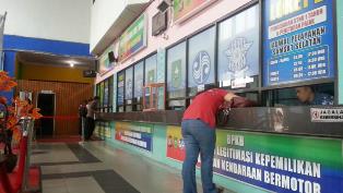 Tersangka Korupsi Pajak Kendaraan Bermotor Baru S