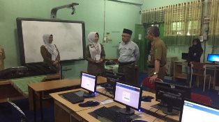 Tinjau UN SMK, Gubri Minta Siswa Jujur