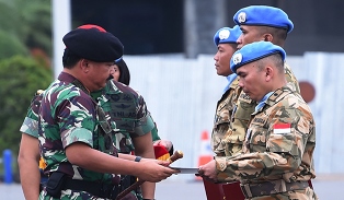 Panglima TNI Sematkan Satyalancana Santi Dharma Bagi Personel Satgas MTF TNI Konga XXVIII-J UNIFIL