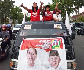 Jelang Nonton Debat Capres, Ratusan Relawan Jokowi di Pekanbaru Turun Kejalan