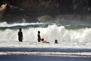 Pantai Balekambang Makan Korban 1 Wisatawan Selamat 1 Tewas